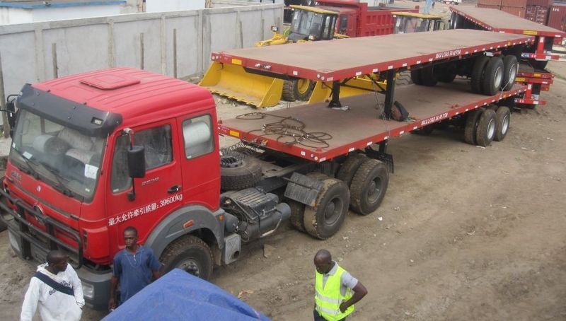 Un cliente de Congo y Pointe Noire inspecciona su camión tractor beiben 2638 y su semirremolque con suspensión bogie