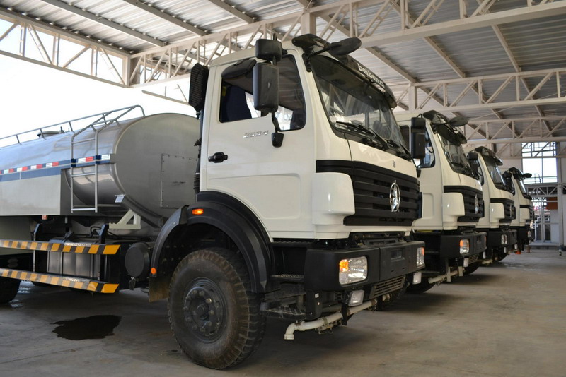 10 unidades de camiones cisterna beiben 20 CBM trabajando en el proyecto de un cliente de Angola